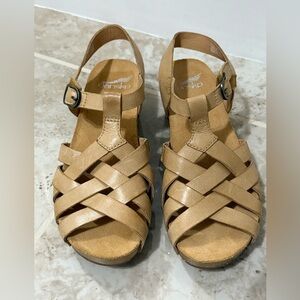 Dansko Tinley Sandals Women’s In Tan Milled Burnished Leather (Size 36).
